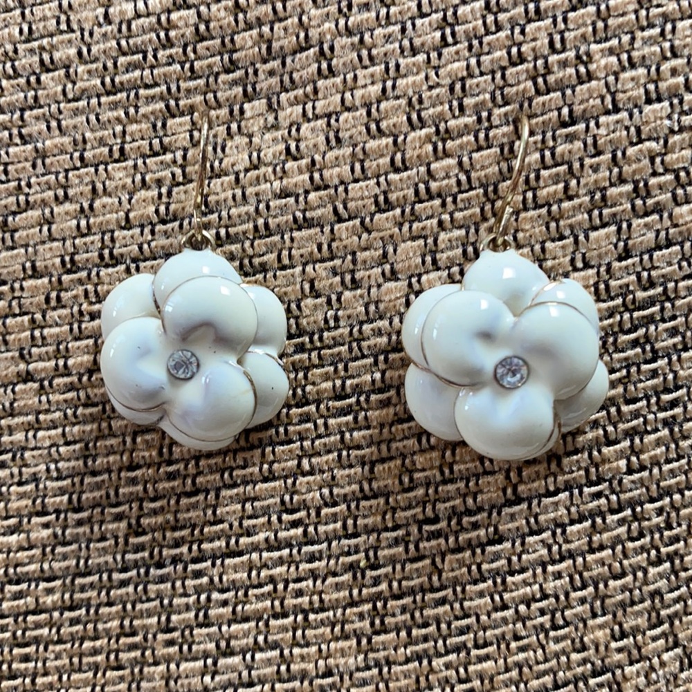 Enamel flower dangling earrings
